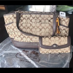 Coach Park Signature Carrie Tote and Wallet Set